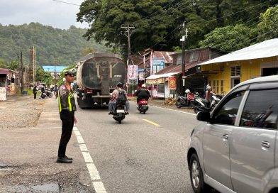 Polantas Aceh Selatan Hadir di Jam Sibuk, Strong Point Pagi Jaga Arus Lalu Lintas Tetap Lancar Polantas Aceh Selatan Hadir di Jam Sibuk, Strong Point Pagi Jaga Arus Lalu Lintas Tetap Lancar