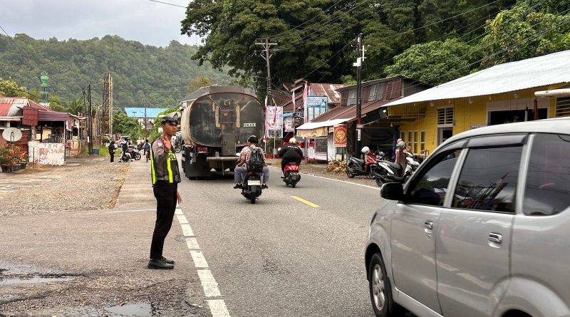 Polantas Aceh Selatan Hadir di Jam Sibuk, Strong Point Pagi Jaga Arus Lalu Lintas Tetap Lancar Polantas Aceh Selatan Hadir di Jam Sibuk, Strong Point Pagi Jaga Arus Lalu Lintas Tetap Lancar