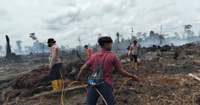 Polri Bersama TNI dan Tim Gabungan Gerak Cepat Padamkan Karhutla di Ujung Mangki, 70 Persen Area Berhasil Dikendalikan Polri Bersama TNI dan Tim Gabungan Gerak Cepat Padamkan Karhutla di Ujung Mangki, 70 Persen Area Berhasil Dikendalikan