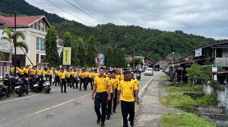 Semangat Jumat Sehat, Wakapolres Aceh Selatan Pimpin Personel Jaga Kebugaran Lewat Jalan Sehat