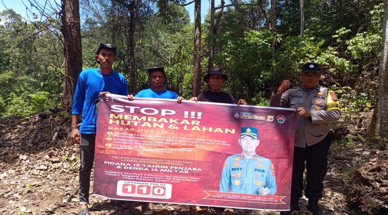 Personel Polsek Meukek Sosialisasikan Larangan Membakar Hutan dan Lahan kepada Masyarakat Personel Polsek Meukek Sosialisasikan Larangan Membakar Hutan dan Lahan kepada Masyarakat