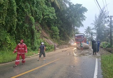 Longsor Disertai Batu Besar Ganggu Jalan Nasional, Polsek Sawang dan Instansi Terkait Berhasil Tangani dengan Cepat Longsor Disertai Batu Besar Ganggu Jalan Nasional, Polsek Sawang dan Instansi Terkait Berhasil Tangani dengan Cepat