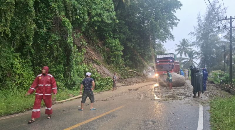 Longsor Disertai Batu Besar Ganggu Jalan Nasional, Polsek Sawang dan Instansi Terkait Berhasil Tangani dengan Cepat Longsor Disertai Batu Besar Ganggu Jalan Nasional, Polsek Sawang dan Instansi Terkait Berhasil Tangani dengan Cepat