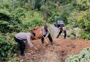 Gerak Cepat Tanggap Bencana, Personel Polsek Tapaktuan Bantu Bersihkan Material Longsor dan Warga Melintas