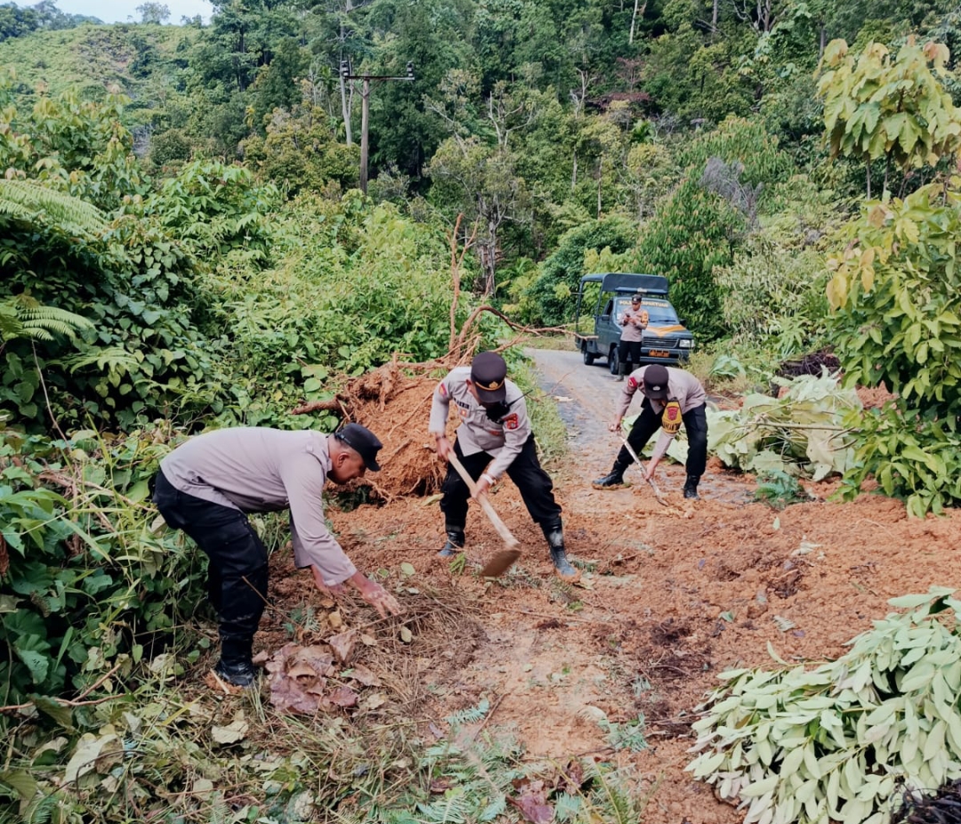 Gerak Cepat Tanggap Bencana, Personel Polsek Tapaktuan Bantu Bersihkan Material Longsor dan Warga Melintas