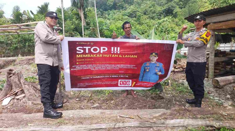 Polsek Samadua Terus Gencarkan Patroli Karhutla, Warga Diimbau Tidak Membakar Hutan dan Lahan Polsek Samadua Terus Gencarkan Patroli Karhutla, Warga Diimbau Tidak Membakar Hutan dan Lahan