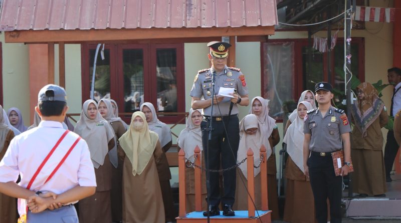 Kapolres Aceh Selatan Jadi Irup di SMA Negeri 1 Tapaktuan, Ajak Pelajar Bijak Bermedia Sosial dan Cegah Hoaks