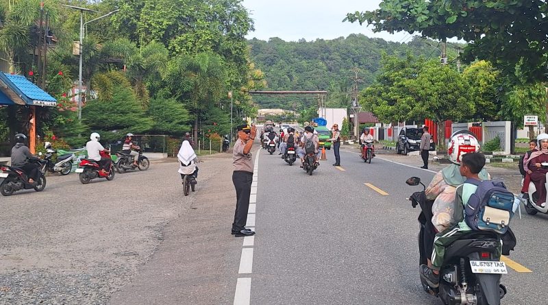 Polri Hadir di Jam Sibuk Pagi, Polsek Tapaktuan Atur Lalu Lintas Demi Kelancaran Aktivitas Masyarakat Polri Hadir di Jam Sibuk Pagi, Polsek Tapaktuan Atur Lalu Lintas Demi Kelancaran Aktivitas Masyarakat