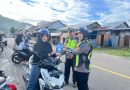 Sat Lantas Polres Aceh Selatan Bagikan Brosur Keselamatan Berlalu Lintas, Tingkatkan Kesadaran Pengguna Jalan